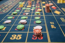 Người chơi Việt Nam truy cập game slot trên điện thoại di động